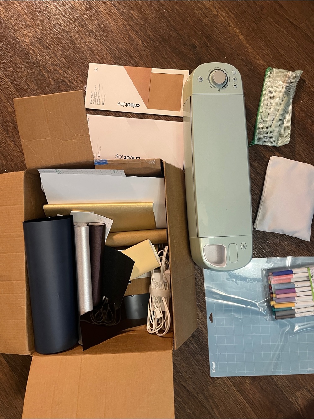 Cricut Explore Air 2 Cutting Machine in Mint with Vinyl and Mats - Picture 2 of 8
